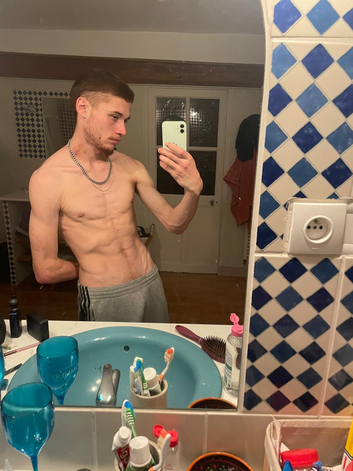 Profil de Bob, 20 ans, Escort TS France à Froissy